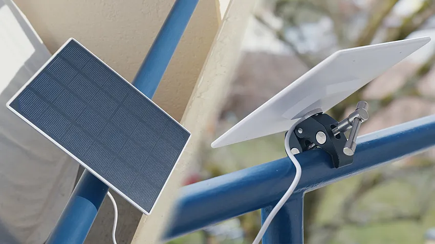 Solarzelle am Geländer montiert
